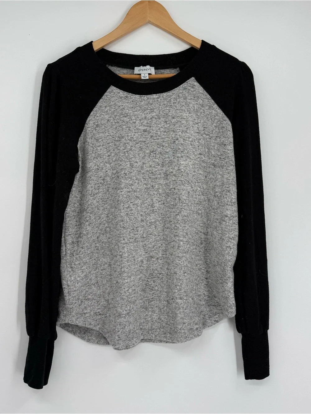 Evereve Gray/Black Long Sleeve Baseball Tee Top Raglan Plush Size S Sporty